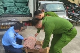 Lạng Sơn: Ô tô tải chở 2 tấn chân gà rút xương không tem nhãn