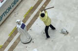 Video người phụ nữ tức giận đập phá robot trong bệnh viện Trung Quốc thu hút đồng cảm trên mạng