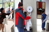 [VIDEO] Rút giấy vệ sinh công cộng mang về nhà ở Trung Quốc