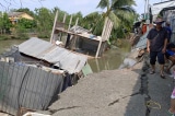 Đồng Tháp: Sạt lở làm 1 căn nhà sụp xuống sông, 10 hộ dân bị cô lập