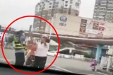 [VIDEO] Cảnh sát TQ tung chuyền chìa khóa trêu đùa người dân gây phẫn nộ