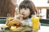 “Thức ăn rác” có hại cho sức khỏe xương của trẻ em như thế nào?