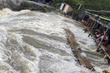 [VIDEO] Nước mưa cuồn cuộn đổ về khu du lịch Lăng Cô, du khách sợ hãi
