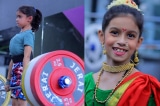 [VIDEO] Bé gái 8 tuổi Ấn Độ gây kinh ngạc khi nâng tạ 60kg dễ dàng