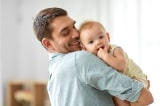 Nghiên cứu cho thấy khi chăm con, các ông bố hạnh phúc hơn các bà mẹ