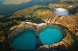 Hồ Kelimutu đổi màu kỳ diệu trên ngọn núi thiêng ở Indonesia