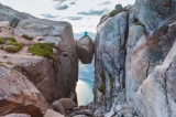 Tảng đá Kjeragbolten kẹp giữa hai vách đá trên vực thẳm ngàn mét thách thức du khách ưa mạo hiểm