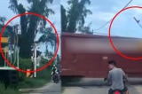 [VIDEO] Tàu hỏa đang qua nút giao đường sắt, mới thấy gác chắn hoạt động