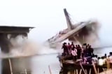 [VIDEO] Khoảnh khắc cây cầu khổng lồ bắc qua sông Hằng bị sập lần thứ 2 trong 14 tháng